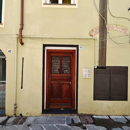 Out- Oscar'S House *